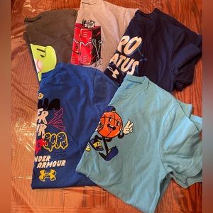 Five Under Armour Youth XL Short Sleeve T-Shirts